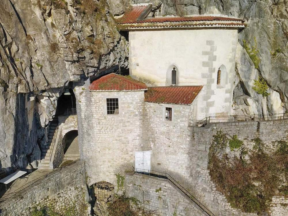 Casa Vacanze La Stele Castelmonte Exterior photo
